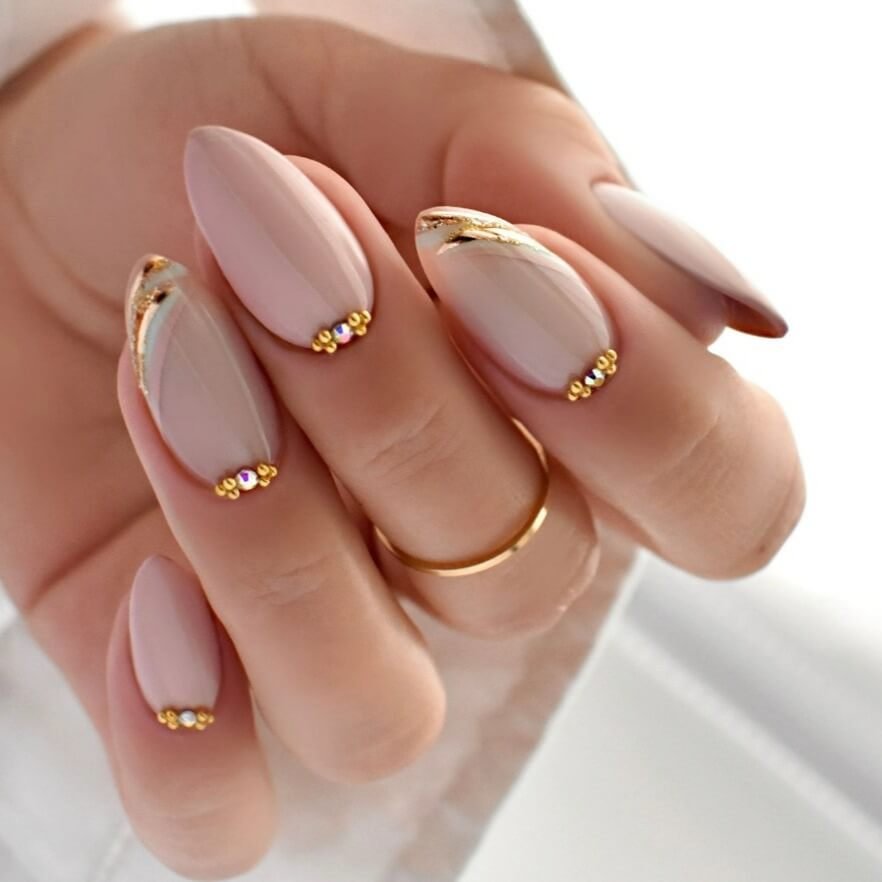 Beige nails with bold gold tips by semilacusa