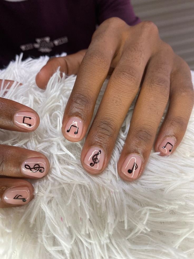 Sound wave pattern nails with musical elements by nailbeautyguide