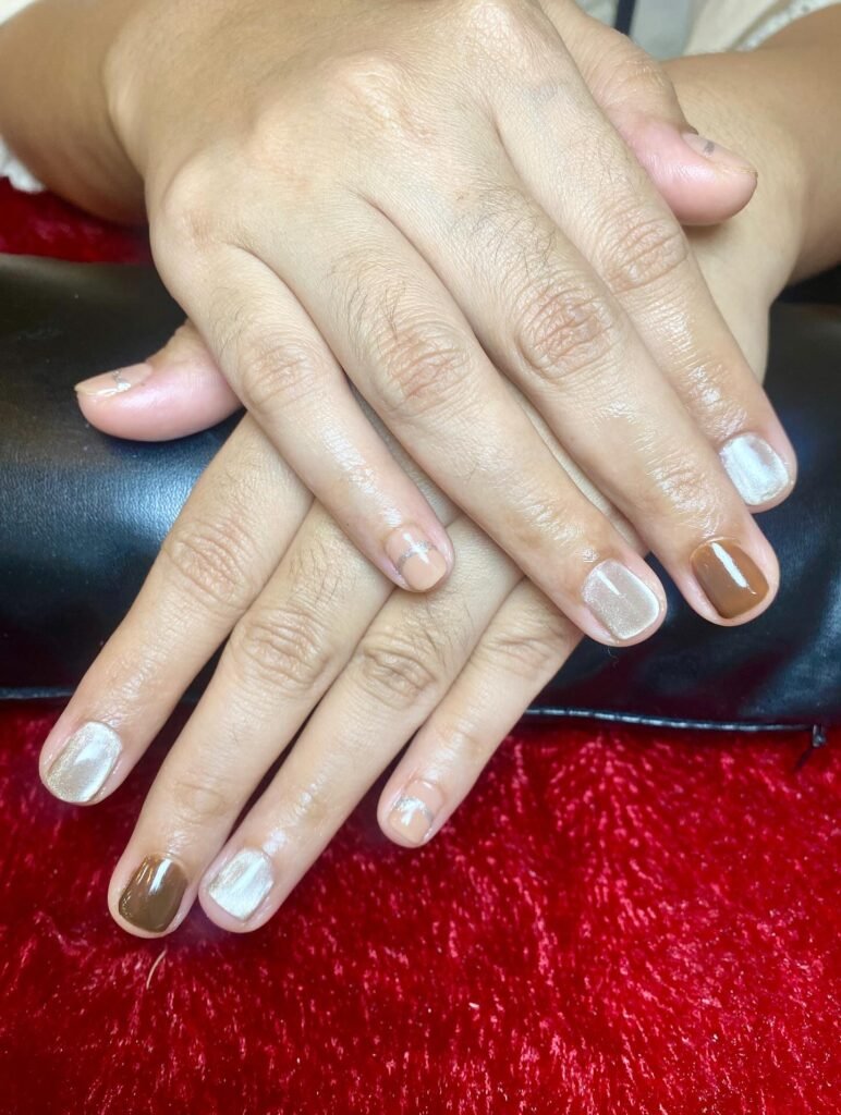 Warm earth tones with organic flowing lines by myaleena.nails
