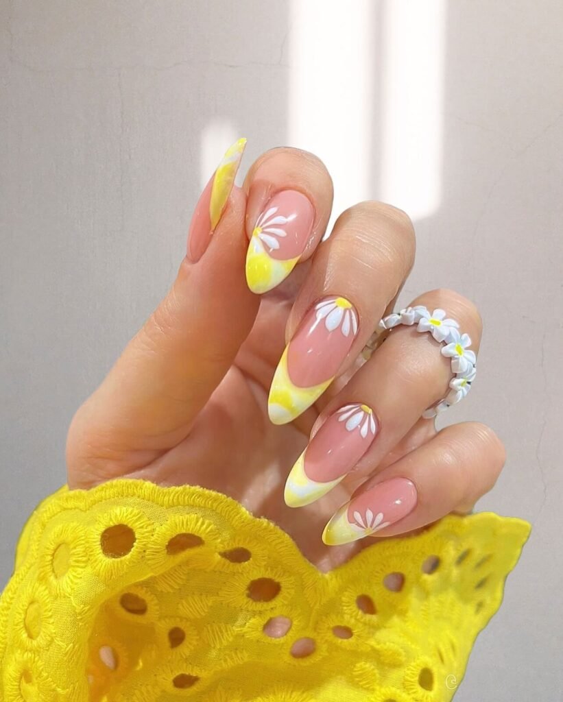 Watercolor yellow nails with buttercups by artdecom