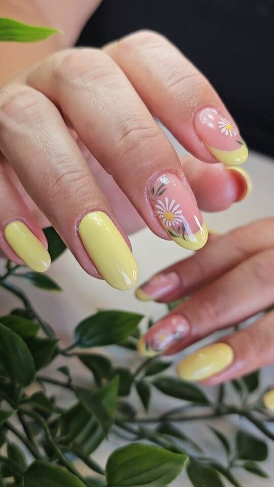 Yellow nails with hand-painted daisies by sophiescosycorner