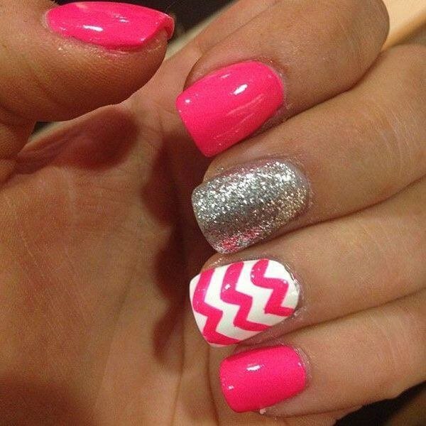Chevron nails styled with geometric props by nailbeautyguide
