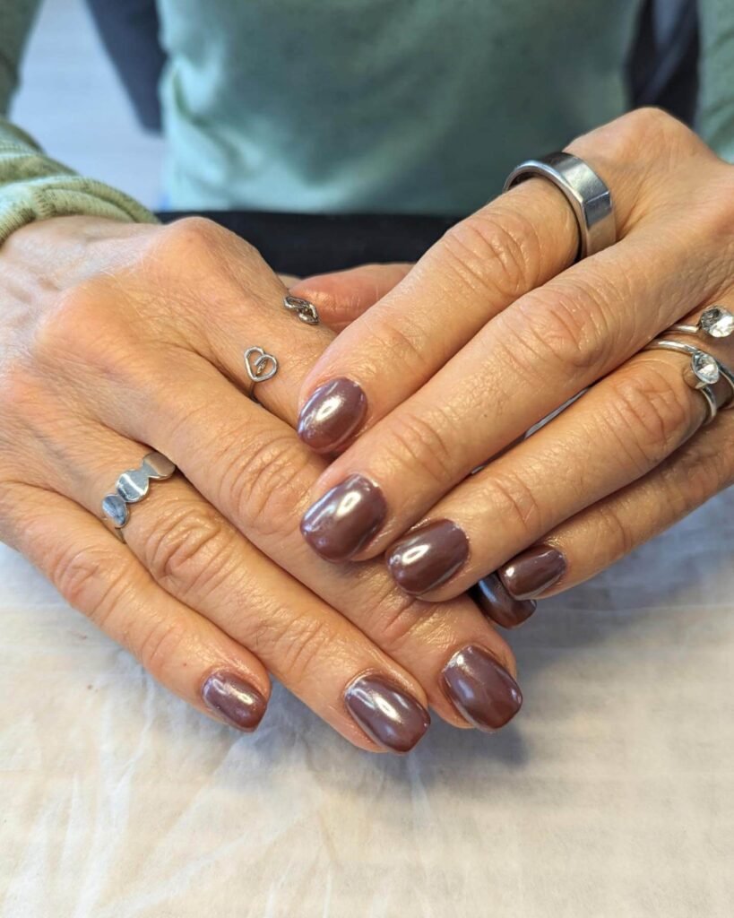Deep chocolate gel with bronze glitter accent by tallienailsmtl
