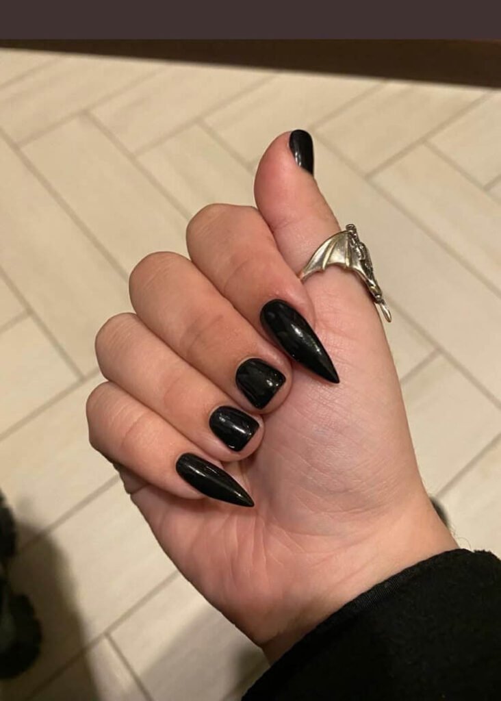 Vampire fang inspired nail tips by nailbeautyguide