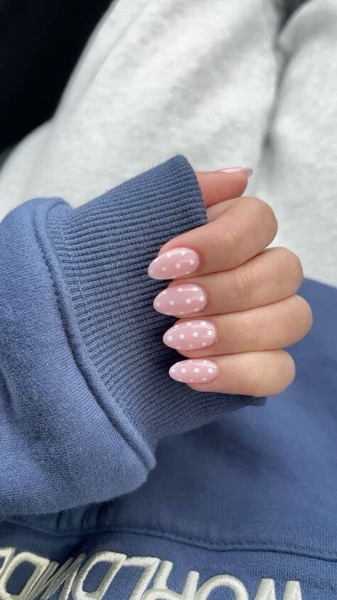 Warm-toned polka dot fall manicure fall gel nail colors by nailbeautyguide
