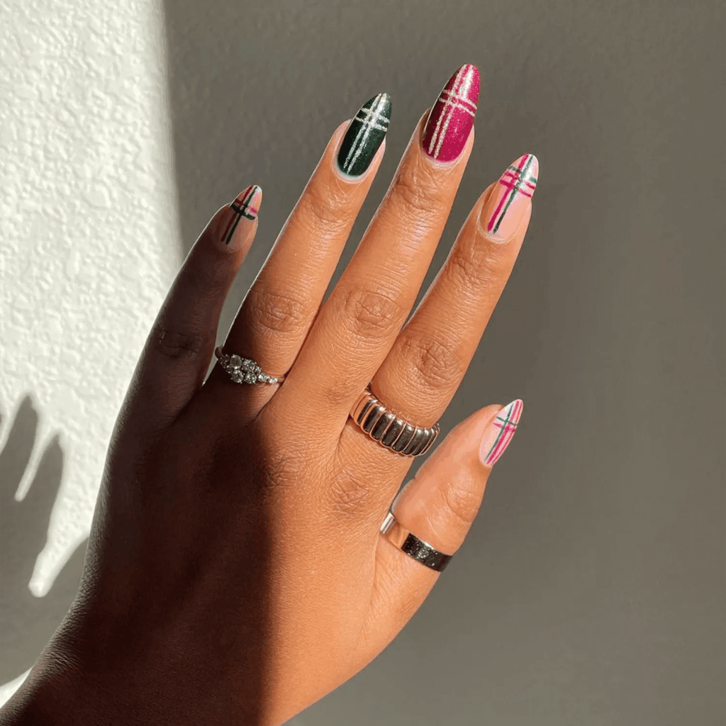 Classic Red and Green Holiday Plaid Pattern Nail Art by melanated.mani