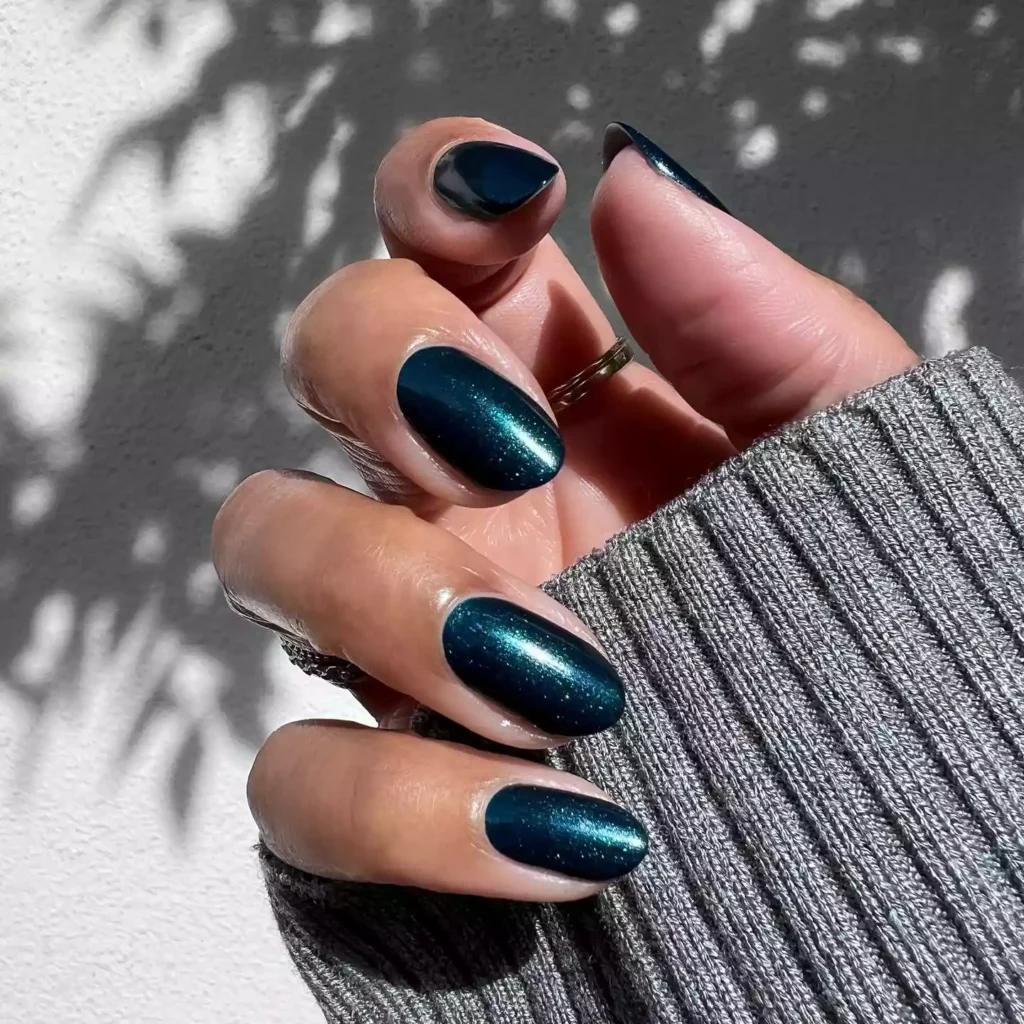 Deep green jewel-toned nails inspired by emerald shades by themaniclub