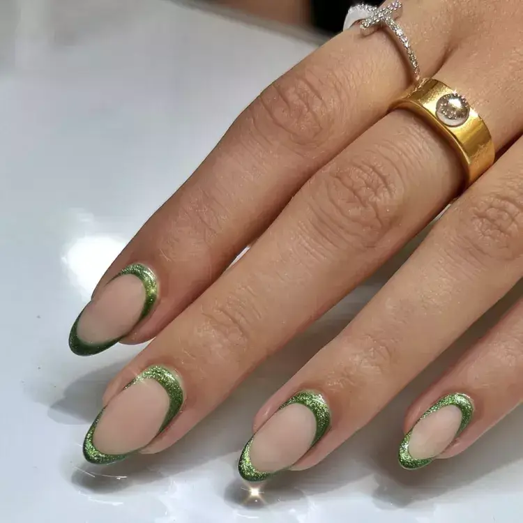 Glitter-framed nail design with shimmering metallic edges by nailartbyqueenie