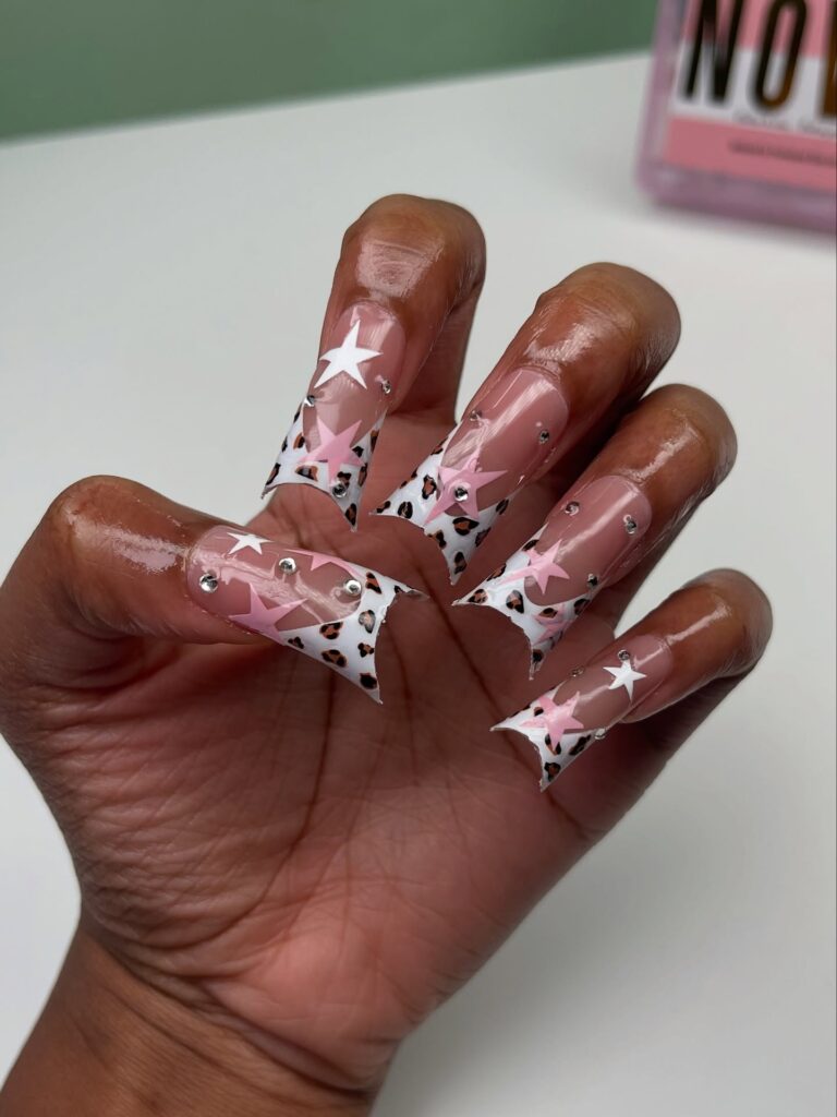 Example of flare (duck) shaped nails, which widen significantly at the tip like a fan. by brezyynails