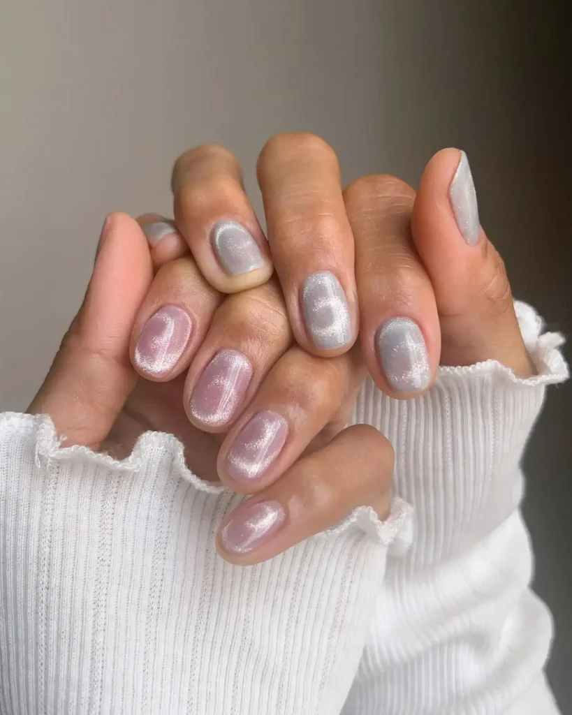 Image of two-tone nails featuring a swirled pattern created by magnetic cat eye polish. by overglowedit