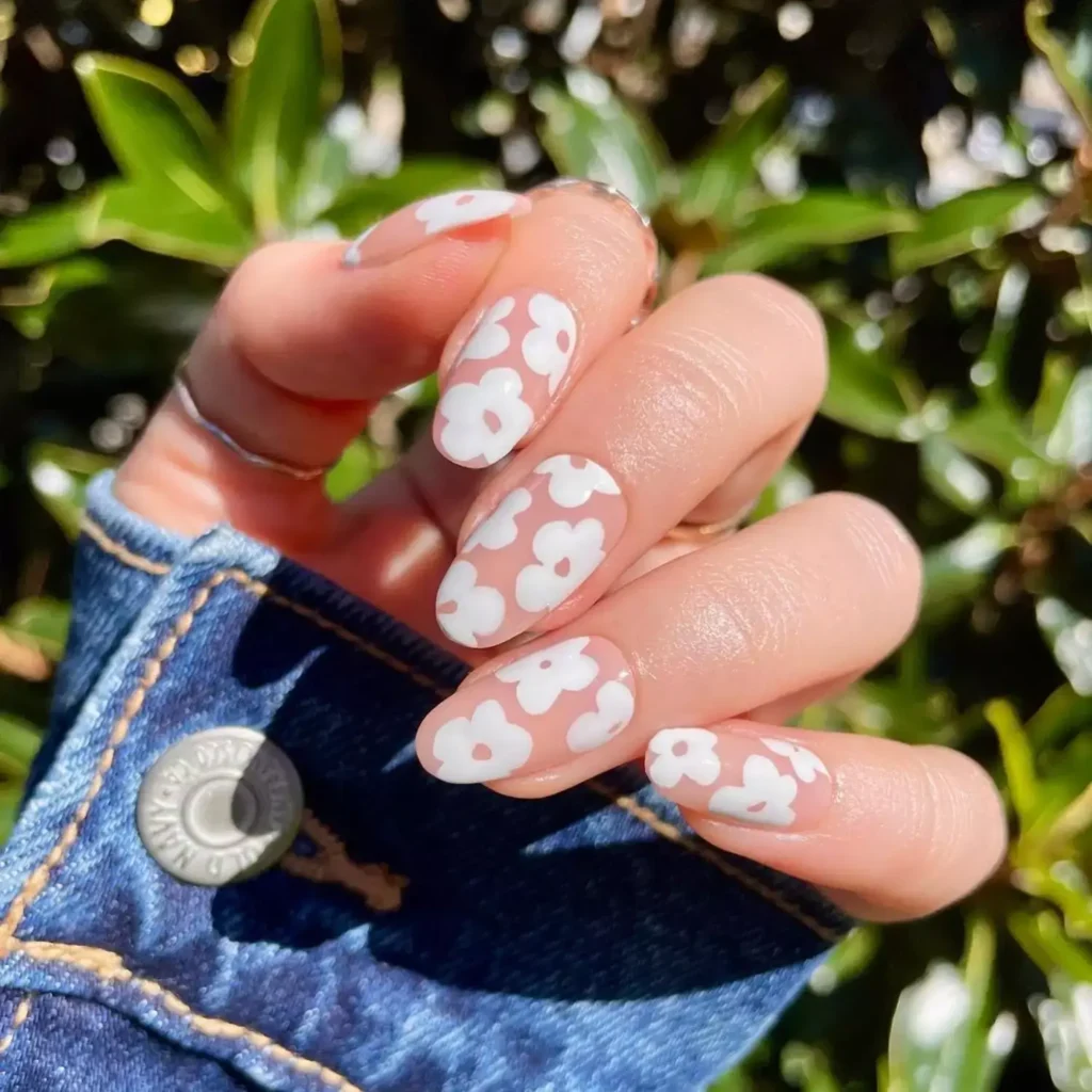Modern floral designs on white nails for a fresh, stylish look. by bahnannanails