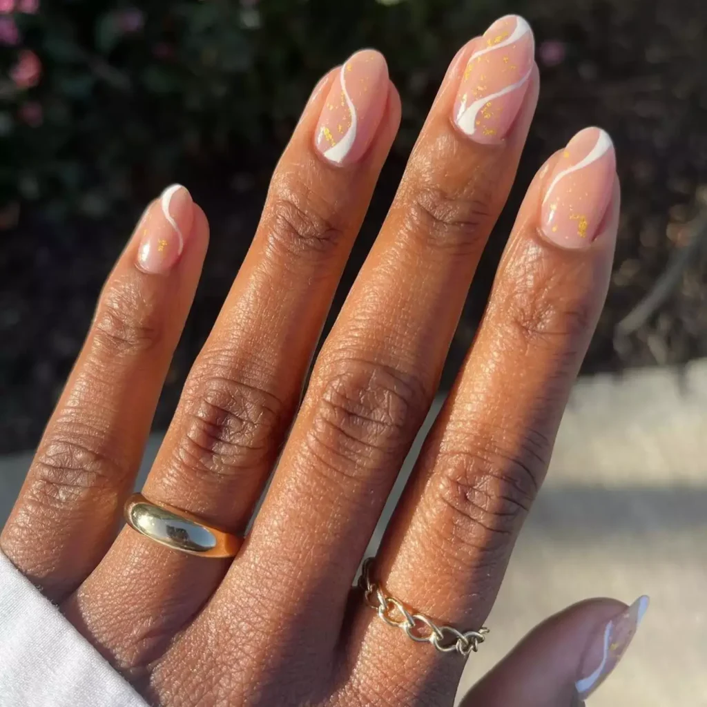 White nails with trendy wavy line patterns. by lolo.nailedit